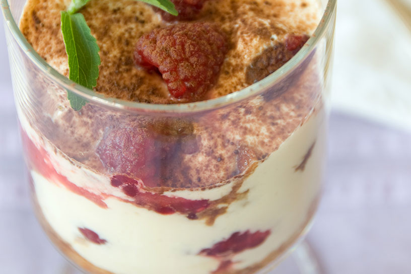 Tiramisu met frambozen in een champagneglas